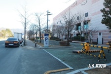 창원 성산아트홀 주차장 입구 점자블럭 불법설치