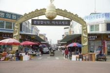 [포토] 충남 부여군 전통시장 설 명절 선물만 가득 상인들 울상.