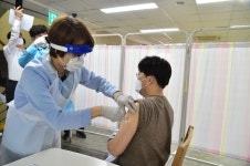 진주시, 코로나19 예방접종 첫 접종자는 진주중앙요양병원 병원장