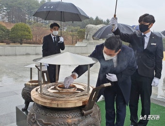 [NF포토] 민주당 박영순 대전시당위원장, '대전현충원' 찾아 순국선열 참배