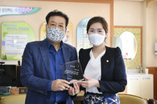 포천시의회 손세화의장, 추산초등학교 교육환경 개선 등 공로 인정 감사패 수여