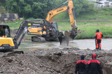 연천소방서, 차탄천 굴삭기 전복사고 실종자 A씨, 인명수색 이틀 만에 발견