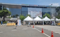 [NF포토]천안시청 폐쇄와 자가격리 해제 전 추가 전수검사