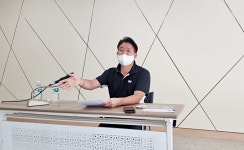 [NF포토]충남아산FC 박성관 단장 이운종 대표와 사무국장, 후안무치한 자들...축구 전혀 몰라...