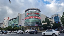 천안 롯데마트 성정점서 승용차가 주차장 벽면 충돌