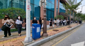 [NF포토]이재명 대권주자 지지자들 길게 늘어서 환영 준비