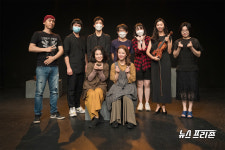 조금은 엉뚱한 공감과 위로, 공연 그녀, 둘