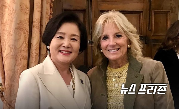 김건희 여사, 미국 워싱턴 방문 중 질 바이든 여사와 반가운 재회 및 다른 정상 배우자들과 환담 나누어.