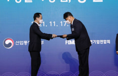 이건창호 안정혁 이사, 중견기업인의 날 산자부 장관상 수상