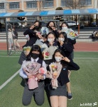 [NF포토] 마스크 쓰고 졸업하는 학생들...정든 친구와 이별을 아쉬워하며