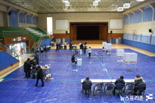 [NF포토] 충남 보령시 대천중학교에 마련된 사전투표소