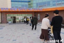 [NF포토] 충남 내포초등학교 투표소, 유권자들 행렬