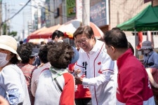 [포토] 하단 오일장에서 시민과 인사하는 박형준 부산시장 후보