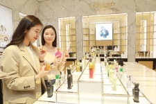 롯데백화점, 향수 판매량 60% 이상 증가 … 노마스크 시향 덕