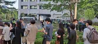 서울시청 서소문 별관 시위대 진입으로 차단 돼 공무원들이 출근을 못하고 길에서 대기