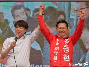 [포토] 이준석 대표, 장동혁 보령·서천 국회의원 후보와 '승리 결의'