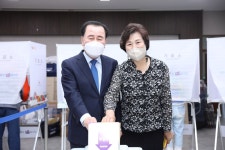 [포토]김지철 충남교육감 후보, 사전투표 충남 교육의 미래를 결정