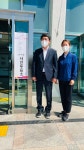 [포토]민주당 맹정호 충남 서산시장 후보, 부인과 함께 사전투표