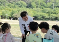 [포토]김태흠 충남도지사 후보, 아산시 신정호국민관광지 찾아 주민들과 소통