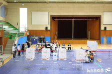 [포토] 충남 보령시, 대천4동 제2투표소 친절히 안내 중