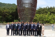 [포토] 김태흠 충남지사 당선인, 내포 충혼탑에서 참배 후 기념촬영