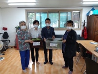 군포시 군포1동 주민자치회, 옥상텃밭 수확 농작물 경로당 전달