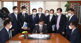 [포토]베이 밸리 메가시티 1호 결재하는 김태흠 도지사