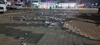 [포토]대천해수욕장 머드광장에 시민과 관광객이 버린 쓰레기로 몸살