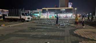 [포토]대천해수욕장 머드광장에 시민과 관광객이 버린 쓰레기로 몸살