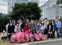 경산시 복지정책과 직원들, 남천강변 백농교 일대 환경정비 나서