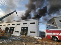 충남 천안 신축 중인 공장 건물서 불...인명피해 없어