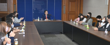 구미 형일초등학교 6학년 학생들, 대구시청서 홍준표 시장 만나