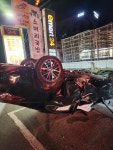 충남 홍성서 승용차 전복...4명 경상