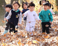 [포토] 낙엽을 밟으며 늦가을 정취를