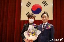[포토] 외삼초등학교 이송옥 교장, 한밭교육대상 수상
