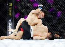 [NF포토] 송현종, 강력한 엘보 공격(AFC 22)