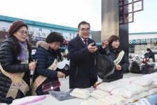 김기웅 서천군수, 설 명절 맞아 전통시장 민심 살펴