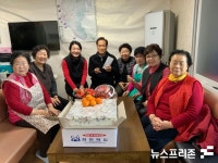 [포토] 설 앞둔 남양주 덕소1리 경로당 수육 떡 썰며 훈훈