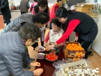 [포토] 설 앞둔 남양주 덕소1리 경로당 수육 떡 썰며 훈훈