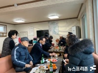 [포토] 설 앞둔 남양주 덕소1리 경로당 수육 떡 썰며 훈훈