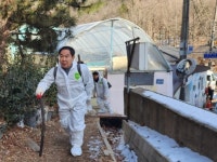 오용환 인천 남동구의장, 한파의 휴일에 만월쉼터 10가정에 연탄배달 봉사