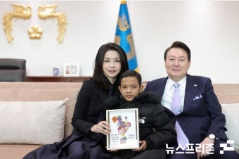 [NF포토] 대통령 부부, 심장병 수술받은 로타 소년에게 축구공 선물