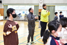 하윤수 교육감, 이대호 홍보대사와 초등학교 아침 체인지(體仁智) 체험
