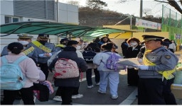 진해경찰서, 장천초 앞에서 신학기 교통안전 합동 캠페인