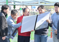 [포토] 신천 둔치 공사현장 시찰 중인 홍준표 대구시장