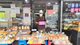 [포토]부산 북구 구포1동, 한부모 가정에 생일 축하 케이크 전달