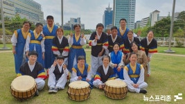 대전 쉴만한물가, 오늘은 장애인의 날...난타 축하 공연 후 찰칵