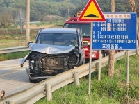 충남 부여 교차로서 시내버스.승합차 추돌...5명 경상