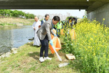 경산시, 금호강·조산천에 미꾸라지 300kg 방류..동양하루살이 사전 방제 나서