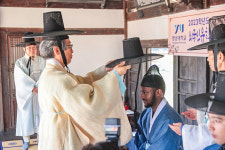 영남대 외국인 유학생들, 민속촌 구계서원서 전통 성년식 체험